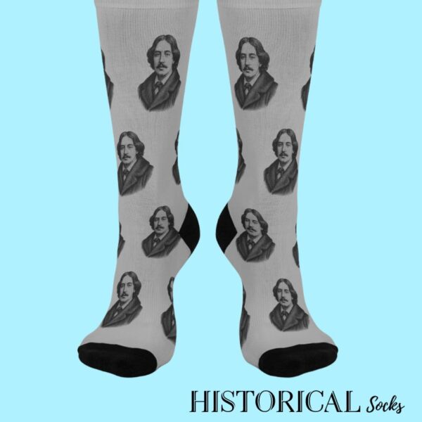 Front facing Oscar Wilde socks in gray